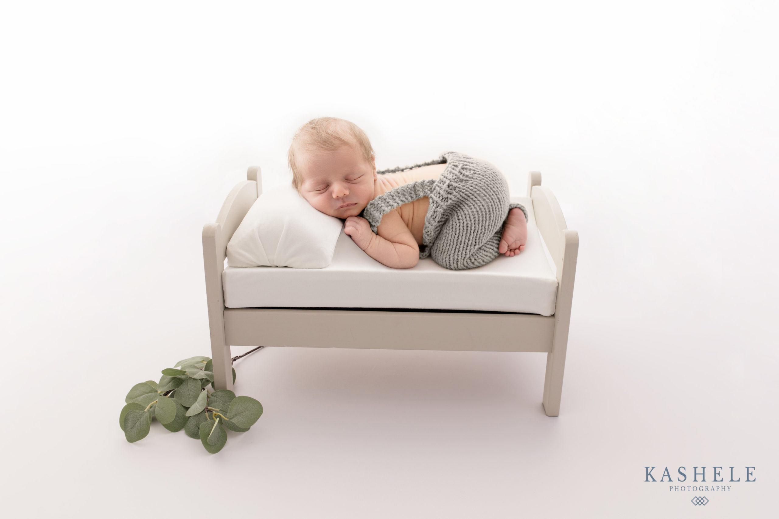 Guide to Newborn Poses Bum up in Bed 1 scaled